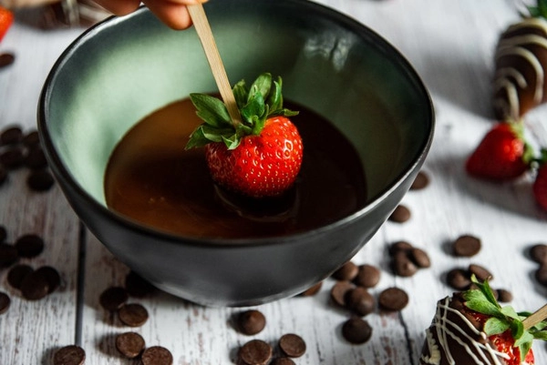 dlaczego czekoladowe fondue jest dobrym wyborem na urozmaicenie wieczoru z przyjaciółmi