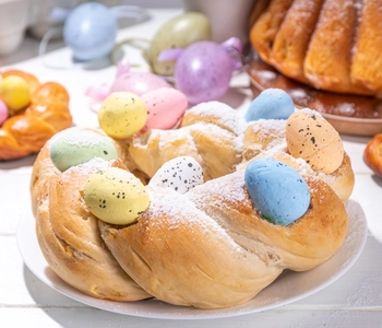 od ciasta po czekoladową babkę: jakie desery pojawią się na wielkanocnym stole