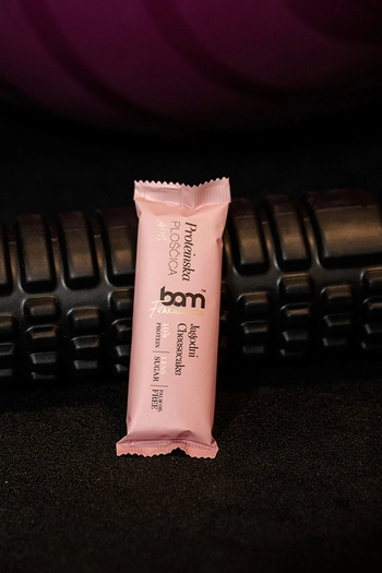 Baton proteinowy ze słodzikiem, sernik truskawkowy