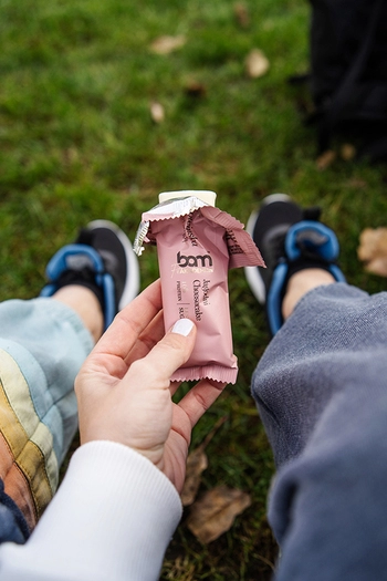 Baton proteinowy ze słodzikiem, sernik truskawkowy