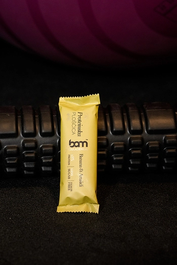 Baton proteinowy ze słodzikiem, bananem i orzeszkami ziemnymi