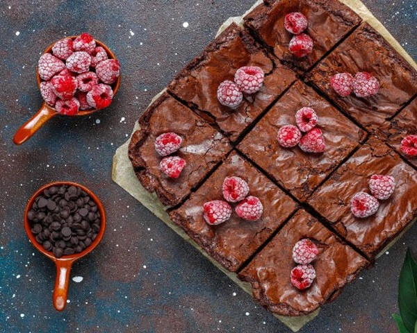 czekoladowe brownies z malinami