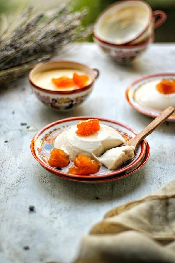 panna cotta z jogurtem morelami i miodem