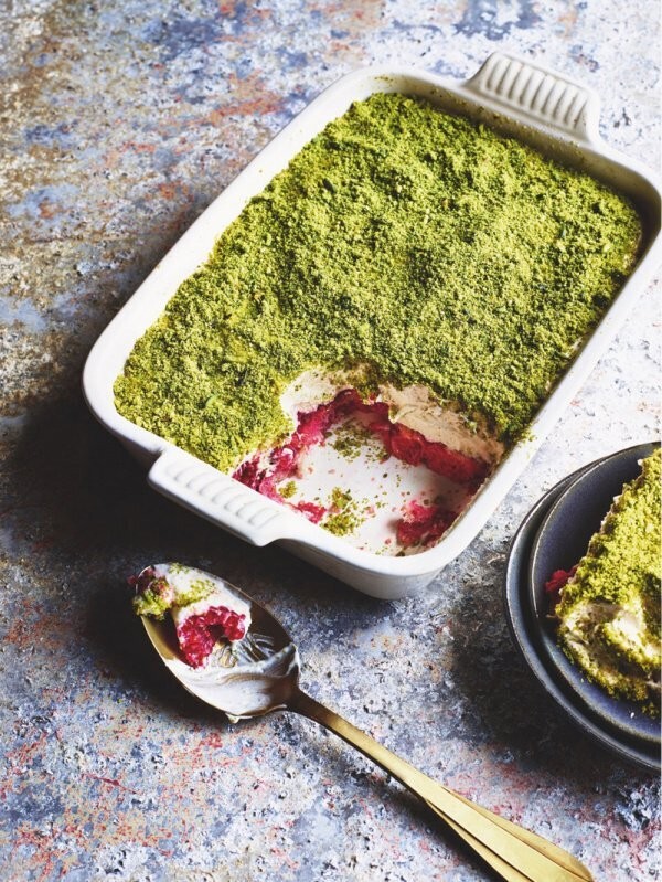tiramisu z białą czekoladą malinami i pistacjami