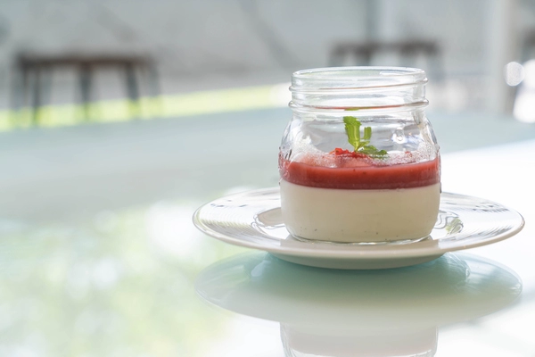panna cotta z sosem wiśniowo-imbirowym