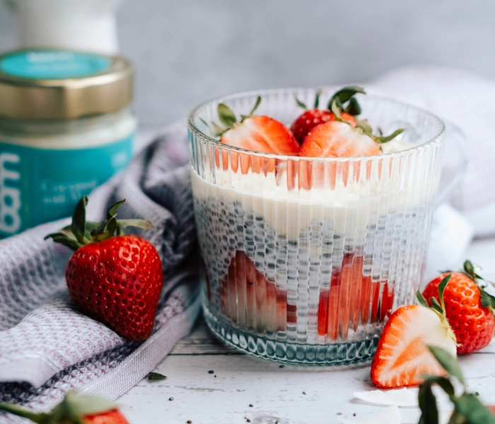 kokosowy pudding chia z truskawkami
