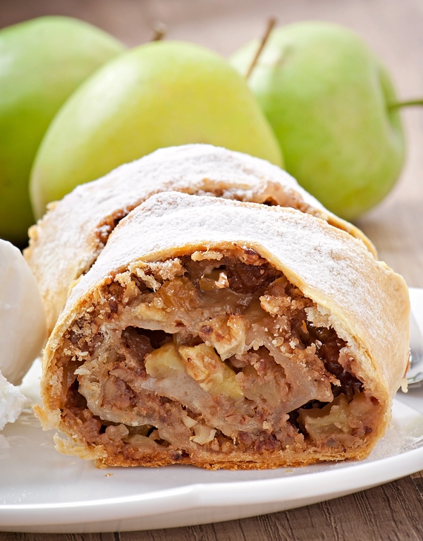strudel jabłkowy z ciasta francuskiego