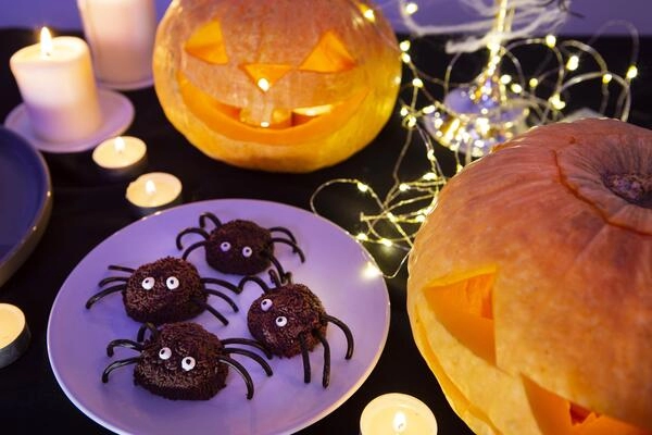 creepy crawlies w kształcie czekoladowych babeczek