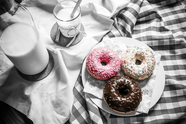 pączki z ananasem białą czekoladą i migdałami