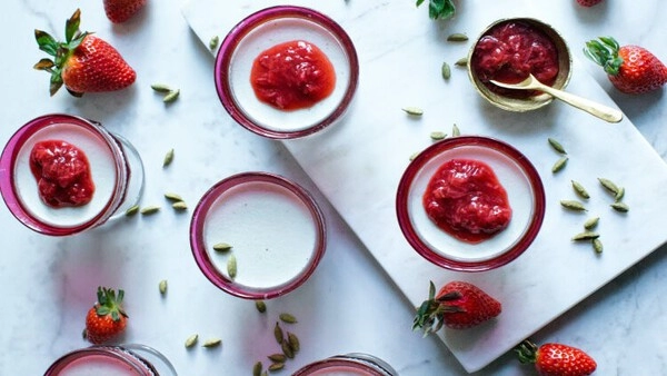 panna cotta z polewą truskawkową bam