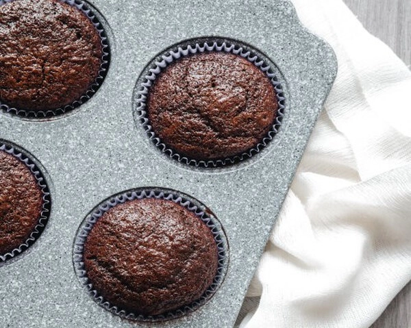 muffinki z podwójną czekoladą i malinami