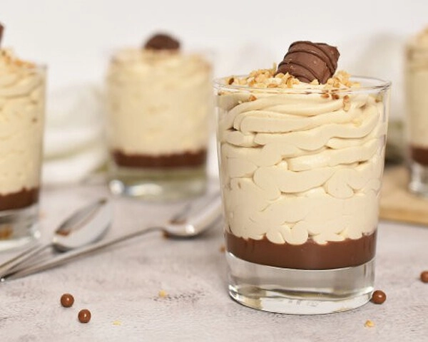 kinder bueno w szklance