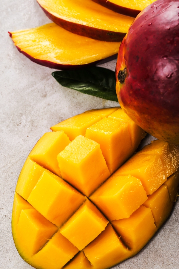 mus z białą czekoladą i polewą z mango