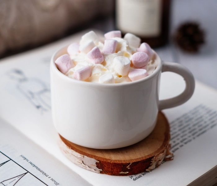 kokosowa biała gorąca czekolada z mini piankami marshmallows