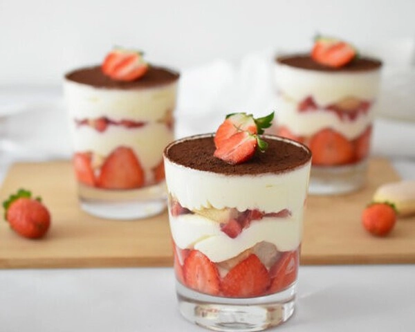 tiramisu z białej czekolady i truskawek w szklance