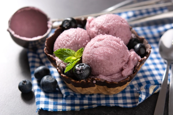 lody z kruszonką i jagodami