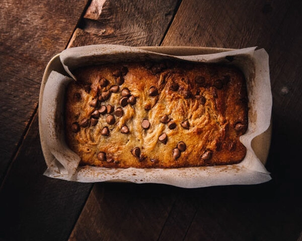 chlebek bananowy z czekoladą i malinami
