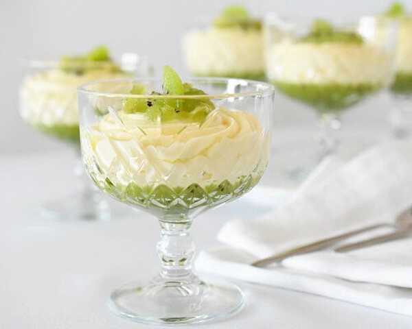 krem waniliowy z kiwi w szklance