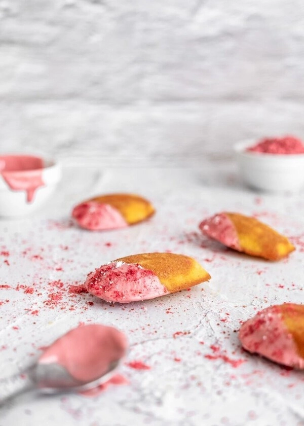 madeleines z migdałami i rubinową czekoladą